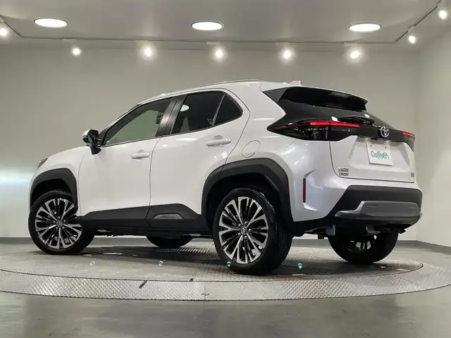 トヨタ ヤリスクロス ハイブリッド Z アドベンチャー 愛知県 2023(令5)年 1.8万km プラチナホワイトパールマイカ 純正９インチディスプレイナビ　/(AM/FM/Bluetooth/USB/Miracast/AppleCarPlay/AndroidAuto/フルセグTV）/パノラミックビューモニター　/ブラインドスポットモニター＋パーキングサポートブレーキ/トヨタセーフティセンス　/　　-プリクラッシュセーフティ/　　-レーントレーニングアシスト/　　-レーダークルーズコントロール/　　-オートマチックハイビーム/　　-ロードサインアシスト/シートヒーター　/ビルトインＥＴＣ　/スペアタイヤ　/前後ドライブレコーダー　/ステアリングヒーター　/ＬＥＤヘッドライト　/パワーシート　/クリアランスソナー/純正フロアマット/純正18インチAW