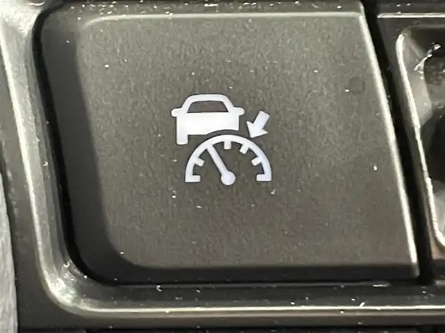 トヨタ ヤリスクロス ハイブリッド Z アドベンチャー 愛知県 2023(令5)年 1.8万km プラチナホワイトパールマイカ 純正９インチディスプレイナビ　/(AM/FM/Bluetooth/USB/Miracast/AppleCarPlay/AndroidAuto/フルセグTV）/パノラミックビューモニター　/ブラインドスポットモニター＋パーキングサポートブレーキ/トヨタセーフティセンス　/　　-プリクラッシュセーフティ/　　-レーントレーニングアシスト/　　-レーダークルーズコントロール/　　-オートマチックハイビーム/　　-ロードサインアシスト/シートヒーター　/ビルトインＥＴＣ　/スペアタイヤ　/前後ドライブレコーダー　/ステアリングヒーター　/ＬＥＤヘッドライト　/パワーシート　/クリアランスソナー/純正フロアマット/純正18インチAW