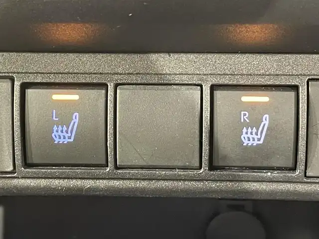 トヨタ ヤリスクロス ハイブリッド Z アドベンチャー 愛知県 2023(令5)年 1.8万km プラチナホワイトパールマイカ 純正９インチディスプレイナビ　/(AM/FM/Bluetooth/USB/Miracast/AppleCarPlay/AndroidAuto/フルセグTV）/パノラミックビューモニター　/ブラインドスポットモニター＋パーキングサポートブレーキ/トヨタセーフティセンス　/　　-プリクラッシュセーフティ/　　-レーントレーニングアシスト/　　-レーダークルーズコントロール/　　-オートマチックハイビーム/　　-ロードサインアシスト/シートヒーター　/ビルトインＥＴＣ　/スペアタイヤ　/前後ドライブレコーダー　/ステアリングヒーター　/ＬＥＤヘッドライト　/パワーシート　/クリアランスソナー/純正フロアマット/純正18インチAW