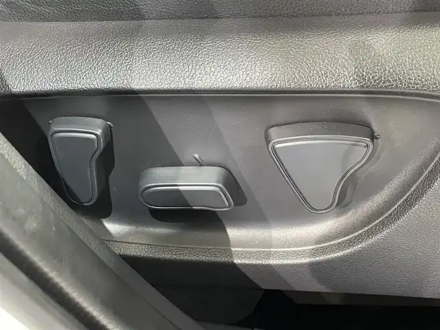 トヨタ ヤリスクロス ハイブリッド Z アドベンチャー 愛知県 2023(令5)年 1.8万km プラチナホワイトパールマイカ 純正９インチディスプレイナビ　/(AM/FM/Bluetooth/USB/Miracast/AppleCarPlay/AndroidAuto/フルセグTV）/パノラミックビューモニター　/ブラインドスポットモニター＋パーキングサポートブレーキ/トヨタセーフティセンス　/　　-プリクラッシュセーフティ/　　-レーントレーニングアシスト/　　-レーダークルーズコントロール/　　-オートマチックハイビーム/　　-ロードサインアシスト/シートヒーター　/ビルトインＥＴＣ　/スペアタイヤ　/前後ドライブレコーダー　/ステアリングヒーター　/ＬＥＤヘッドライト　/パワーシート　/クリアランスソナー/純正フロアマット/純正18インチAW