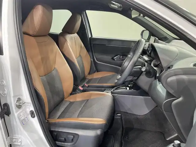 トヨタ ヤリスクロス ハイブリッド Z アドベンチャー 愛知県 2023(令5)年 1.8万km プラチナホワイトパールマイカ 純正９インチディスプレイナビ　/(AM/FM/Bluetooth/USB/Miracast/AppleCarPlay/AndroidAuto/フルセグTV）/パノラミックビューモニター　/ブラインドスポットモニター＋パーキングサポートブレーキ/トヨタセーフティセンス　/　　-プリクラッシュセーフティ/　　-レーントレーニングアシスト/　　-レーダークルーズコントロール/　　-オートマチックハイビーム/　　-ロードサインアシスト/シートヒーター　/ビルトインＥＴＣ　/スペアタイヤ　/前後ドライブレコーダー　/ステアリングヒーター　/ＬＥＤヘッドライト　/パワーシート　/クリアランスソナー/純正フロアマット/純正18インチAW