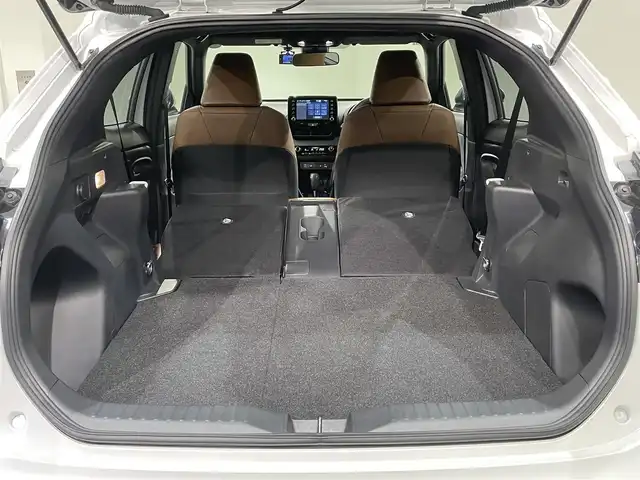 トヨタ ヤリスクロス ハイブリッド Z アドベンチャー 愛知県 2023(令5)年 1.8万km プラチナホワイトパールマイカ 純正９インチディスプレイナビ　/(AM/FM/Bluetooth/USB/Miracast/AppleCarPlay/AndroidAuto/フルセグTV）/パノラミックビューモニター　/ブラインドスポットモニター＋パーキングサポートブレーキ/トヨタセーフティセンス　/　　-プリクラッシュセーフティ/　　-レーントレーニングアシスト/　　-レーダークルーズコントロール/　　-オートマチックハイビーム/　　-ロードサインアシスト/シートヒーター　/ビルトインＥＴＣ　/スペアタイヤ　/前後ドライブレコーダー　/ステアリングヒーター　/ＬＥＤヘッドライト　/パワーシート　/クリアランスソナー/純正フロアマット/純正18インチAW