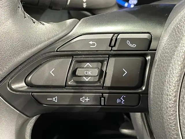 トヨタ ヤリスクロス ハイブリッド Z アドベンチャー 愛知県 2023(令5)年 1.8万km プラチナホワイトパールマイカ 純正９インチディスプレイナビ　/(AM/FM/Bluetooth/USB/Miracast/AppleCarPlay/AndroidAuto/フルセグTV）/パノラミックビューモニター　/ブラインドスポットモニター＋パーキングサポートブレーキ/トヨタセーフティセンス　/　　-プリクラッシュセーフティ/　　-レーントレーニングアシスト/　　-レーダークルーズコントロール/　　-オートマチックハイビーム/　　-ロードサインアシスト/シートヒーター　/ビルトインＥＴＣ　/スペアタイヤ　/前後ドライブレコーダー　/ステアリングヒーター　/ＬＥＤヘッドライト　/パワーシート　/クリアランスソナー/純正フロアマット/純正18インチAW