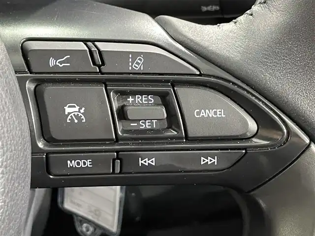 トヨタ ヤリスクロス ハイブリッド Z アドベンチャー 愛知県 2023(令5)年 1.8万km プラチナホワイトパールマイカ 純正９インチディスプレイナビ　/(AM/FM/Bluetooth/USB/Miracast/AppleCarPlay/AndroidAuto/フルセグTV）/パノラミックビューモニター　/ブラインドスポットモニター＋パーキングサポートブレーキ/トヨタセーフティセンス　/　　-プリクラッシュセーフティ/　　-レーントレーニングアシスト/　　-レーダークルーズコントロール/　　-オートマチックハイビーム/　　-ロードサインアシスト/シートヒーター　/ビルトインＥＴＣ　/スペアタイヤ　/前後ドライブレコーダー　/ステアリングヒーター　/ＬＥＤヘッドライト　/パワーシート　/クリアランスソナー/純正フロアマット/純正18インチAW