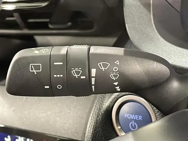 トヨタ ヤリスクロス ハイブリッド Z アドベンチャー 愛知県 2023(令5)年 1.8万km プラチナホワイトパールマイカ 純正９インチディスプレイナビ　/(AM/FM/Bluetooth/USB/Miracast/AppleCarPlay/AndroidAuto/フルセグTV）/パノラミックビューモニター　/ブラインドスポットモニター＋パーキングサポートブレーキ/トヨタセーフティセンス　/　　-プリクラッシュセーフティ/　　-レーントレーニングアシスト/　　-レーダークルーズコントロール/　　-オートマチックハイビーム/　　-ロードサインアシスト/シートヒーター　/ビルトインＥＴＣ　/スペアタイヤ　/前後ドライブレコーダー　/ステアリングヒーター　/ＬＥＤヘッドライト　/パワーシート　/クリアランスソナー/純正フロアマット/純正18インチAW