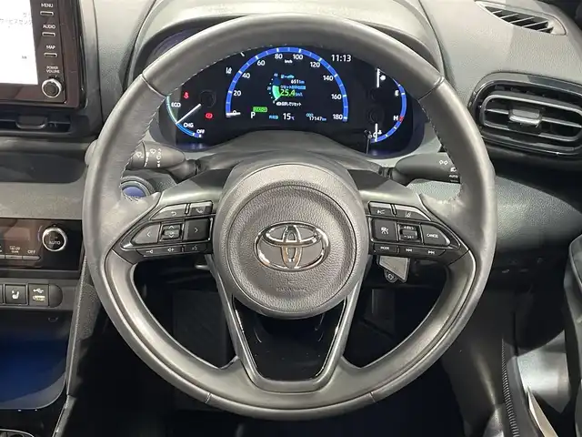 トヨタ ヤリスクロス ハイブリッド Z アドベンチャー 愛知県 2023(令5)年 1.8万km プラチナホワイトパールマイカ 純正９インチディスプレイナビ　/(AM/FM/Bluetooth/USB/Miracast/AppleCarPlay/AndroidAuto/フルセグTV）/パノラミックビューモニター　/ブラインドスポットモニター＋パーキングサポートブレーキ/トヨタセーフティセンス　/　　-プリクラッシュセーフティ/　　-レーントレーニングアシスト/　　-レーダークルーズコントロール/　　-オートマチックハイビーム/　　-ロードサインアシスト/シートヒーター　/ビルトインＥＴＣ　/スペアタイヤ　/前後ドライブレコーダー　/ステアリングヒーター　/ＬＥＤヘッドライト　/パワーシート　/クリアランスソナー/純正フロアマット/純正18インチAW