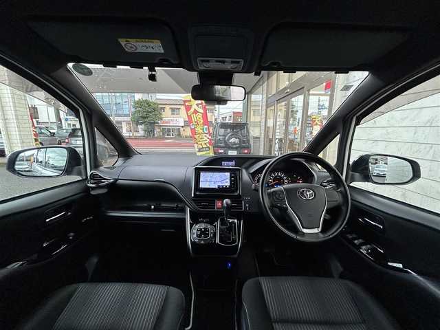 トヨタ ヴォクシー ZS 煌Ⅱ 大分県 2019(令1)年 3.7万km ホワイトパールクリスタルシャイン .フリップダウンモニター　TVM-FW100/・ToyotaSafety/ プリクラッシュセーフティ/　検知機能付衝突回避支援/　レーザーレーダー+単眼カメラ/　レーンディバーチャーアラート/　オートマチックハイビーム/・社外ナビ　AVN-D10W/　ワンセグテレビ/　DVD/　Bluetooth/　SD/　ラジオ/・先行車発進告知機能/・クルーズコントロール/・アイドリングストップ/・レーンキープアシスト/・両側パワースライド/・ETC/・ドライブレコーダー　/・ステアリングスイッチ/・プライバシーガラス/・USB端子/・LEDランプ/・3列目チップアップシート/・ウィンカーミラー/・革巻きステアリング/・純正フロアマット/・純正16インチアルミホイル/・２列目サンシェード/・ドアバイザー/・禁煙車/・取扱説明書/・保証書/・スペアキー１本