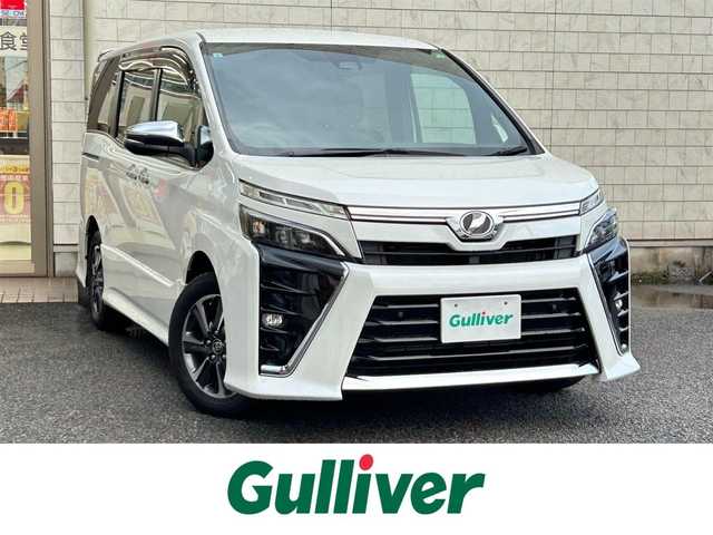 トヨタ ヴォクシー ZS 煌Ⅱ 大分県 2019(令1)年 3.7万km ホワイトパールクリスタルシャイン .フリップダウンモニター　TVM-FW100/・ToyotaSafety/ プリクラッシュセーフティ/　検知機能付衝突回避支援/　レーザーレーダー+単眼カメラ/　レーンディバーチャーアラート/　オートマチックハイビーム/・社外ナビ　AVN-D10W/　ワンセグテレビ/　DVD/　Bluetooth/　SD/　ラジオ/・先行車発進告知機能/・クルーズコントロール/・アイドリングストップ/・レーンキープアシスト/・両側パワースライド/・ETC/・ドライブレコーダー　/・ステアリングスイッチ/・プライバシーガラス/・USB端子/・LEDランプ/・3列目チップアップシート/・ウィンカーミラー/・革巻きステアリング/・純正フロアマット/・純正16インチアルミホイル/・２列目サンシェード/・ドアバイザー/・禁煙車/・取扱説明書/・保証書/・スペアキー１本