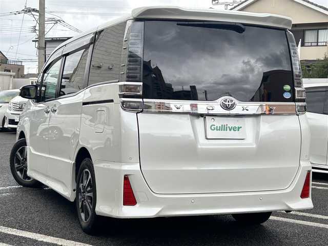 トヨタ ヴォクシー ZS 煌Ⅱ 大分県 2019(令1)年 3.7万km ホワイトパールクリスタルシャイン .フリップダウンモニター　TVM-FW100/・ToyotaSafety/ プリクラッシュセーフティ/　検知機能付衝突回避支援/　レーザーレーダー+単眼カメラ/　レーンディバーチャーアラート/　オートマチックハイビーム/・社外ナビ　AVN-D10W/　ワンセグテレビ/　DVD/　Bluetooth/　SD/　ラジオ/・先行車発進告知機能/・クルーズコントロール/・アイドリングストップ/・レーンキープアシスト/・両側パワースライド/・ETC/・ドライブレコーダー　/・ステアリングスイッチ/・プライバシーガラス/・USB端子/・LEDランプ/・3列目チップアップシート/・ウィンカーミラー/・革巻きステアリング/・純正フロアマット/・純正16インチアルミホイル/・２列目サンシェード/・ドアバイザー/・禁煙車/・取扱説明書/・保証書/・スペアキー１本