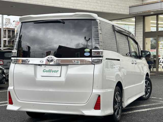 トヨタ ヴォクシー ZS 煌Ⅱ 大分県 2019(令1)年 3.7万km ホワイトパールクリスタルシャイン .フリップダウンモニター　TVM-FW100/・ToyotaSafety/ プリクラッシュセーフティ/　検知機能付衝突回避支援/　レーザーレーダー+単眼カメラ/　レーンディバーチャーアラート/　オートマチックハイビーム/・社外ナビ　AVN-D10W/　ワンセグテレビ/　DVD/　Bluetooth/　SD/　ラジオ/・先行車発進告知機能/・クルーズコントロール/・アイドリングストップ/・レーンキープアシスト/・両側パワースライド/・ETC/・ドライブレコーダー　/・ステアリングスイッチ/・プライバシーガラス/・USB端子/・LEDランプ/・3列目チップアップシート/・ウィンカーミラー/・革巻きステアリング/・純正フロアマット/・純正16インチアルミホイル/・２列目サンシェード/・ドアバイザー/・禁煙車/・取扱説明書/・保証書/・スペアキー１本