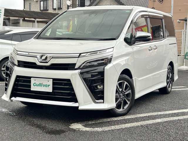 トヨタ ヴォクシー ZS 煌Ⅱ 大分県 2019(令1)年 3.7万km ホワイトパールクリスタルシャイン .フリップダウンモニター　TVM-FW100/・ToyotaSafety/ プリクラッシュセーフティ/　検知機能付衝突回避支援/　レーザーレーダー+単眼カメラ/　レーンディバーチャーアラート/　オートマチックハイビーム/・社外ナビ　AVN-D10W/　ワンセグテレビ/　DVD/　Bluetooth/　SD/　ラジオ/・先行車発進告知機能/・クルーズコントロール/・アイドリングストップ/・レーンキープアシスト/・両側パワースライド/・ETC/・ドライブレコーダー　/・ステアリングスイッチ/・プライバシーガラス/・USB端子/・LEDランプ/・3列目チップアップシート/・ウィンカーミラー/・革巻きステアリング/・純正フロアマット/・純正16インチアルミホイル/・２列目サンシェード/・ドアバイザー/・禁煙車/・取扱説明書/・保証書/・スペアキー１本