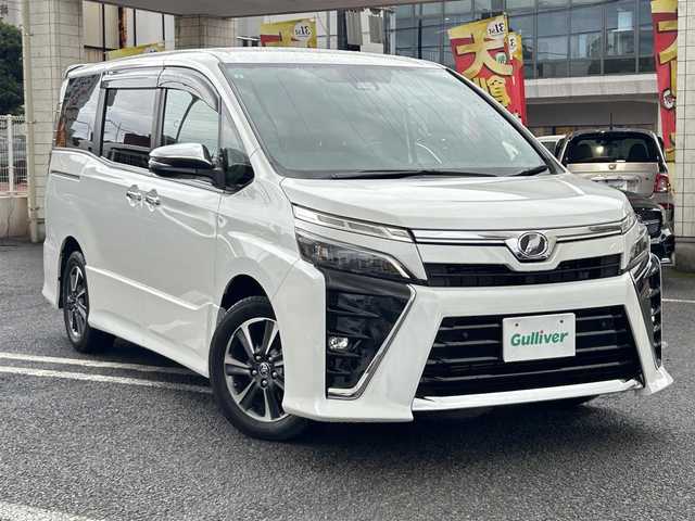 トヨタ ヴォクシー ZS 煌Ⅱ 大分県 2019(令1)年 3.7万km ホワイトパールクリスタルシャイン .フリップダウンモニター　TVM-FW100/・ToyotaSafety/ プリクラッシュセーフティ/　検知機能付衝突回避支援/　レーザーレーダー+単眼カメラ/　レーンディバーチャーアラート/　オートマチックハイビーム/・社外ナビ　AVN-D10W/　ワンセグテレビ/　DVD/　Bluetooth/　SD/　ラジオ/・先行車発進告知機能/・クルーズコントロール/・アイドリングストップ/・レーンキープアシスト/・両側パワースライド/・ETC/・ドライブレコーダー　/・ステアリングスイッチ/・プライバシーガラス/・USB端子/・LEDランプ/・3列目チップアップシート/・ウィンカーミラー/・革巻きステアリング/・純正フロアマット/・純正16インチアルミホイル/・２列目サンシェード/・ドアバイザー/・禁煙車/・取扱説明書/・保証書/・スペアキー１本