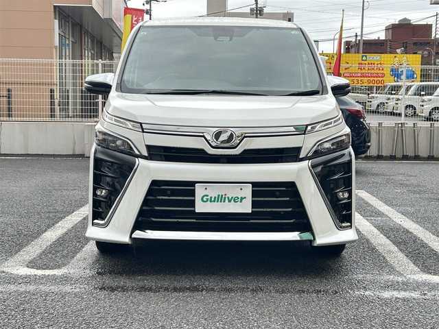 トヨタ ヴォクシー ZS 煌Ⅱ 大分県 2019(令1)年 3.7万km ホワイトパールクリスタルシャイン .フリップダウンモニター　TVM-FW100/・ToyotaSafety/ プリクラッシュセーフティ/　検知機能付衝突回避支援/　レーザーレーダー+単眼カメラ/　レーンディバーチャーアラート/　オートマチックハイビーム/・社外ナビ　AVN-D10W/　ワンセグテレビ/　DVD/　Bluetooth/　SD/　ラジオ/・先行車発進告知機能/・クルーズコントロール/・アイドリングストップ/・レーンキープアシスト/・両側パワースライド/・ETC/・ドライブレコーダー　/・ステアリングスイッチ/・プライバシーガラス/・USB端子/・LEDランプ/・3列目チップアップシート/・ウィンカーミラー/・革巻きステアリング/・純正フロアマット/・純正16インチアルミホイル/・２列目サンシェード/・ドアバイザー/・禁煙車/・取扱説明書/・保証書/・スペアキー１本