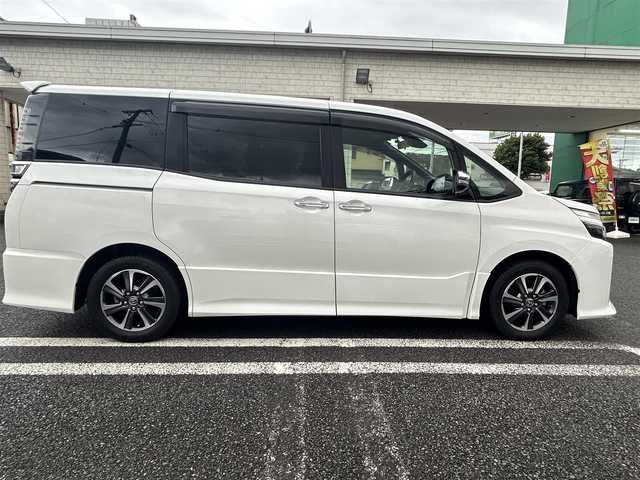 トヨタ ヴォクシー ZS 煌Ⅱ 大分県 2019(令1)年 3.7万km ホワイトパールクリスタルシャイン .フリップダウンモニター　TVM-FW100/・ToyotaSafety/ プリクラッシュセーフティ/　検知機能付衝突回避支援/　レーザーレーダー+単眼カメラ/　レーンディバーチャーアラート/　オートマチックハイビーム/・社外ナビ　AVN-D10W/　ワンセグテレビ/　DVD/　Bluetooth/　SD/　ラジオ/・先行車発進告知機能/・クルーズコントロール/・アイドリングストップ/・レーンキープアシスト/・両側パワースライド/・ETC/・ドライブレコーダー　/・ステアリングスイッチ/・プライバシーガラス/・USB端子/・LEDランプ/・3列目チップアップシート/・ウィンカーミラー/・革巻きステアリング/・純正フロアマット/・純正16インチアルミホイル/・２列目サンシェード/・ドアバイザー/・禁煙車/・取扱説明書/・保証書/・スペアキー１本
