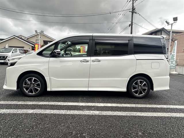 トヨタ ヴォクシー ZS 煌Ⅱ 大分県 2019(令1)年 3.7万km ホワイトパールクリスタルシャイン .フリップダウンモニター　TVM-FW100/・ToyotaSafety/ プリクラッシュセーフティ/　検知機能付衝突回避支援/　レーザーレーダー+単眼カメラ/　レーンディバーチャーアラート/　オートマチックハイビーム/・社外ナビ　AVN-D10W/　ワンセグテレビ/　DVD/　Bluetooth/　SD/　ラジオ/・先行車発進告知機能/・クルーズコントロール/・アイドリングストップ/・レーンキープアシスト/・両側パワースライド/・ETC/・ドライブレコーダー　/・ステアリングスイッチ/・プライバシーガラス/・USB端子/・LEDランプ/・3列目チップアップシート/・ウィンカーミラー/・革巻きステアリング/・純正フロアマット/・純正16インチアルミホイル/・２列目サンシェード/・ドアバイザー/・禁煙車/・取扱説明書/・保証書/・スペアキー１本