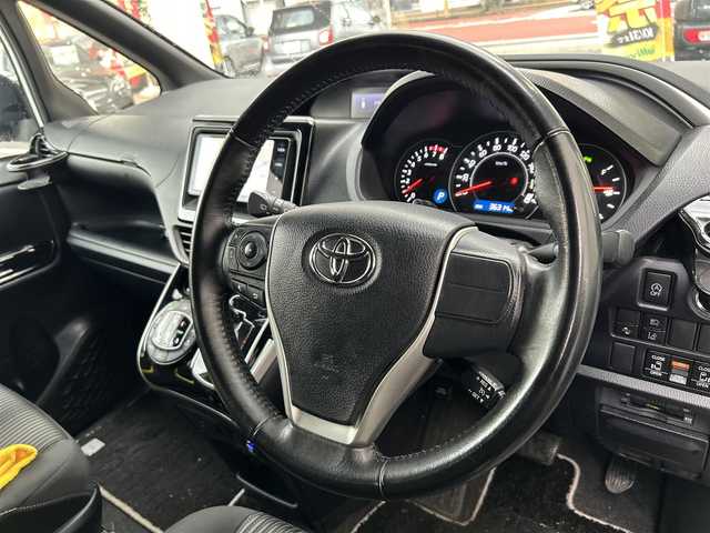 トヨタ ヴォクシー ZS 煌Ⅱ 大分県 2019(令1)年 3.7万km ホワイトパールクリスタルシャイン .フリップダウンモニター　TVM-FW100/・ToyotaSafety/ プリクラッシュセーフティ/　検知機能付衝突回避支援/　レーザーレーダー+単眼カメラ/　レーンディバーチャーアラート/　オートマチックハイビーム/・社外ナビ　AVN-D10W/　ワンセグテレビ/　DVD/　Bluetooth/　SD/　ラジオ/・先行車発進告知機能/・クルーズコントロール/・アイドリングストップ/・レーンキープアシスト/・両側パワースライド/・ETC/・ドライブレコーダー　/・ステアリングスイッチ/・プライバシーガラス/・USB端子/・LEDランプ/・3列目チップアップシート/・ウィンカーミラー/・革巻きステアリング/・純正フロアマット/・純正16インチアルミホイル/・２列目サンシェード/・ドアバイザー/・禁煙車/・取扱説明書/・保証書/・スペアキー１本