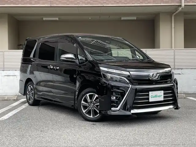 トヨタ ヴォクシー ZS 煌 大阪府 2018(平30)年 4.3万km ブラック 8人乗り/両側電動スライドドア/純正10インチナビ（NSZN-Z66T）/・フルセグ/BT/CD/DVD/AM/FM/バックカメラ/純正12インチ後席用モニター（V12TーR66C ）/トヨタセーフティーセンス/・プリクラッシュセーフティー/・レーンディパーチャーアラート/・オートマチックハイビーム/クルーズコントロール/LEDヘッドライト/純正前方ドライブレコーダー/純正16インチアルミホイール/ETC/保証書/取扱説明書/スペアキー