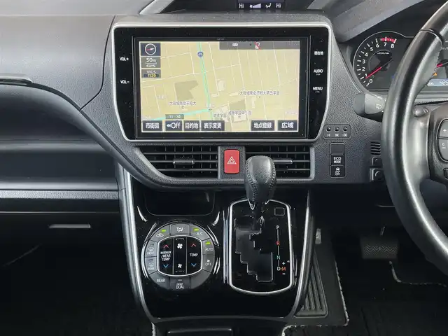 トヨタ ヴォクシー ZS 煌 大阪府 2018(平30)年 4.3万km ブラック 8人乗り/両側電動スライドドア/純正10インチナビ（NSZN-Z66T）/・フルセグ/BT/CD/DVD/AM/FM/バックカメラ/純正12インチ後席用モニター（V12TーR66C ）/トヨタセーフティーセンス/・プリクラッシュセーフティー/・レーンディパーチャーアラート/・オートマチックハイビーム/クルーズコントロール/LEDヘッドライト/純正前方ドライブレコーダー/純正16インチアルミホイール/ETC/保証書/取扱説明書/スペアキー