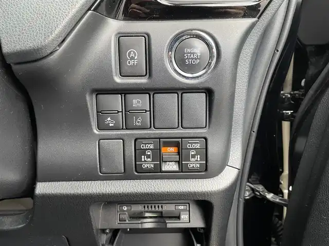 トヨタ ヴォクシー ZS 煌 大阪府 2018(平30)年 4.3万km ブラック 8人乗り/両側電動スライドドア/純正10インチナビ（NSZN-Z66T）/・フルセグ/BT/CD/DVD/AM/FM/バックカメラ/純正12インチ後席用モニター（V12TーR66C ）/トヨタセーフティーセンス/・プリクラッシュセーフティー/・レーンディパーチャーアラート/・オートマチックハイビーム/クルーズコントロール/LEDヘッドライト/純正前方ドライブレコーダー/純正16インチアルミホイール/ETC/保証書/取扱説明書/スペアキー