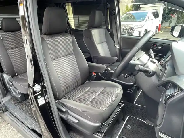 トヨタ ヴォクシー ZS 煌 大阪府 2018(平30)年 4.3万km ブラック 8人乗り/両側電動スライドドア/純正10インチナビ（NSZN-Z66T）/・フルセグ/BT/CD/DVD/AM/FM/バックカメラ/純正12インチ後席用モニター（V12TーR66C ）/トヨタセーフティーセンス/・プリクラッシュセーフティー/・レーンディパーチャーアラート/・オートマチックハイビーム/クルーズコントロール/LEDヘッドライト/純正前方ドライブレコーダー/純正16インチアルミホイール/ETC/保証書/取扱説明書/スペアキー