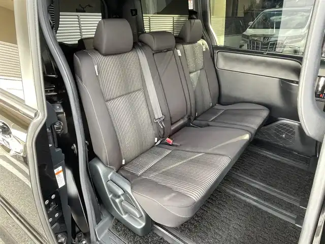 トヨタ ヴォクシー ZS 煌 大阪府 2018(平30)年 4.3万km ブラック 8人乗り/両側電動スライドドア/純正10インチナビ（NSZN-Z66T）/・フルセグ/BT/CD/DVD/AM/FM/バックカメラ/純正12インチ後席用モニター（V12TーR66C ）/トヨタセーフティーセンス/・プリクラッシュセーフティー/・レーンディパーチャーアラート/・オートマチックハイビーム/クルーズコントロール/LEDヘッドライト/純正前方ドライブレコーダー/純正16インチアルミホイール/ETC/保証書/取扱説明書/スペアキー