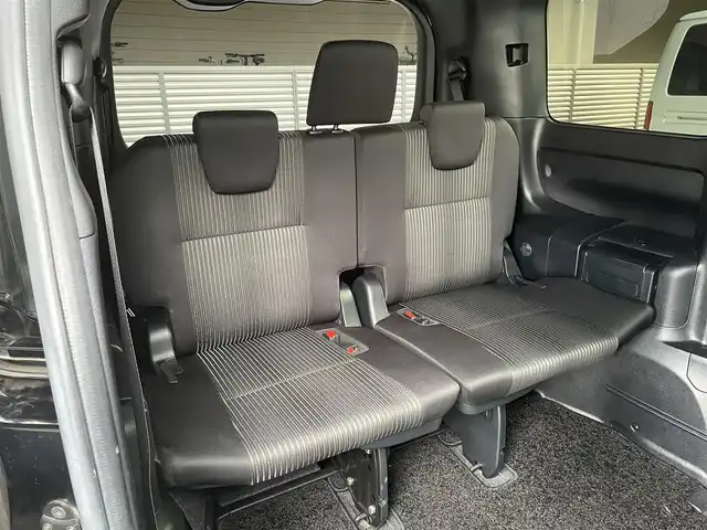 トヨタ ヴォクシー ZS 煌 大阪府 2018(平30)年 4.3万km ブラック 8人乗り/両側電動スライドドア/純正10インチナビ（NSZN-Z66T）/・フルセグ/BT/CD/DVD/AM/FM/バックカメラ/純正12インチ後席用モニター（V12TーR66C ）/トヨタセーフティーセンス/・プリクラッシュセーフティー/・レーンディパーチャーアラート/・オートマチックハイビーム/クルーズコントロール/LEDヘッドライト/純正前方ドライブレコーダー/純正16インチアルミホイール/ETC/保証書/取扱説明書/スペアキー