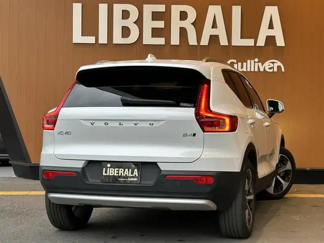 ボルボ ボルボ ＸＣ４０ アルティメット B4 AWD 高知県 2022(令4)年 2万km クリスタルホワイトP タッチスクリーン式センターディスプレイ/ワイヤレス・スマートフォン・チャージ/Google Apps and Services/ナビゲーションシステム - Google マップ/Bluetooth/360°カメラ/Apple　car　play/スライディングガラスルーフ/ステアリングヒーター/シートヒーター/衝突回避・被害軽減ブレーキシステム/歩行者・サイクリスト・大型動物検知機能/インターセクション・サポート（右折時対向車検知機能）/オンカミング・レーン・ミティゲーション（対向車線衝突回避支援)/レーン・キーピング・エイド/ドライバー・アラート・コントロール/ロード・サイン・インフォメーション/ランオフロード・ミティゲーション（道路逸脱回避支援機能）/リア衝突回避・被害軽減ブレーキシス/パイロット・アシスト（車線維持支援機能）/全車速追従機能付ACC/ステアリング・アシスト付BLIS/ブラインドスポット・インフォメーション・システム/衝突回避・被害軽減ブレーキ機能付CTA/スタッドレスタイヤ4本有り