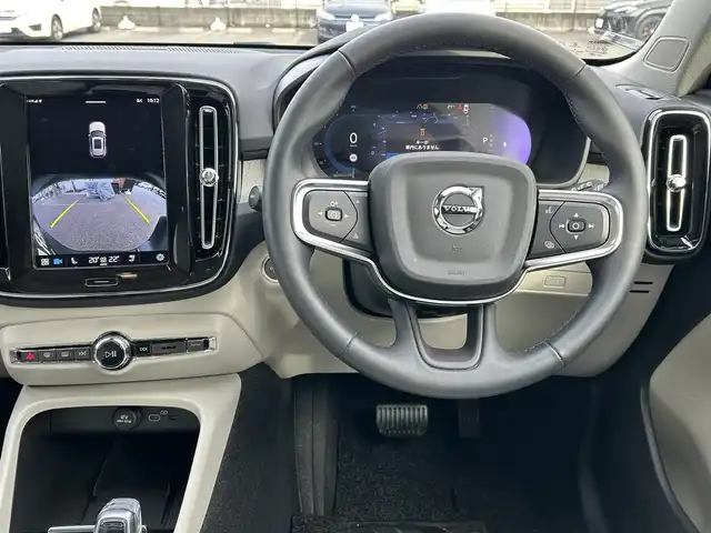 ボルボ ボルボ ＸＣ４０ アルティメット B4 AWD 高知県 2022(令4)年 2万km クリスタルホワイトP タッチスクリーン式センターディスプレイ/ワイヤレス・スマートフォン・チャージ/Google Apps and Services/ナビゲーションシステム - Google マップ/Bluetooth/360°カメラ/Apple　car　play/スライディングガラスルーフ/ステアリングヒーター/シートヒーター/衝突回避・被害軽減ブレーキシステム/歩行者・サイクリスト・大型動物検知機能/インターセクション・サポート（右折時対向車検知機能）/オンカミング・レーン・ミティゲーション（対向車線衝突回避支援)/レーン・キーピング・エイド/ドライバー・アラート・コントロール/ロード・サイン・インフォメーション/ランオフロード・ミティゲーション（道路逸脱回避支援機能）/リア衝突回避・被害軽減ブレーキシス/パイロット・アシスト（車線維持支援機能）/全車速追従機能付ACC/ステアリング・アシスト付BLIS/ブラインドスポット・インフォメーション・システム/衝突回避・被害軽減ブレーキ機能付CTA/スタッドレスタイヤ4本有り