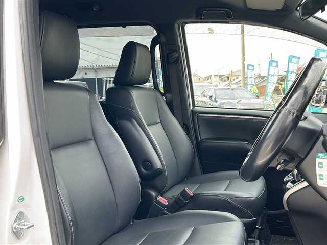 トヨタ エスクァイア ハイブリッド Gi ブラックテーラード 愛知県 2017(平29)年 8.8万km ホワイトパールクリスタルシャイン /禁煙車//アルパイン１１インチナビ//フルセグTV.BT.CD.DVD//アルパインフリップダウンモニター//モデリスタエアロ//バックカメラ/ETC//ドライブレコーダー//黒合皮革シート//前席シートヒーター//ステアリングスイッチ//セーフティセンス//PCS/LDA/AHB//コーナーセンサー//LEDオートライト//電動格納ミラーウインカー//純正フロアマット//新車保証書/取扱説明書//スペアキー