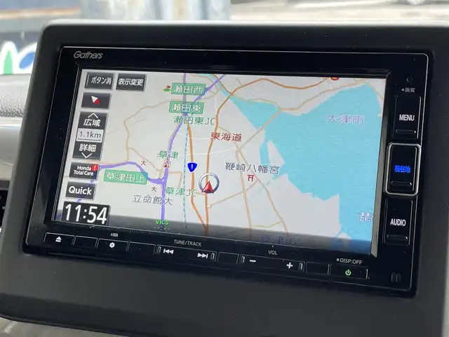 ホンダ Ｎ ＢＯＸ カスタム L スタイル+ブラック 滋賀県 2022(令4)年 1.7万km プラチナホワイトパール 禁煙車/純正ナビ/（CD/DVD/SD/USB/Bluetooth/フルセグTV）/バックカメラ/ビルトインETC/両側電動スライドドア/路外逸脱抑制システム/レーンキープアシストシステム/衝突被害軽減システム/クリアランスソナー/標識認識機能/革巻きステアリング/アダプティブクルーズコントロール/ステアリングリモコン/シートヒーター/LEDヘッドライト/フォグランプ/オートヘッドライト/ヘッドライトレベライザー/電動パーキングブレーキ/オートホールドブレーキ/USB充電/リアロールサンシェイド/オートリトラーミラー/純正フロアマット/純正アルミホイール/スペアキー