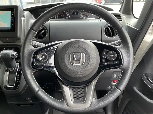 ホンダ Ｎ ＢＯＸ カスタム L スタイル+ブラック 滋賀県 2022(令4)年 1.7万km プラチナホワイトパール 禁煙車/純正ナビ/（CD/DVD/SD/USB/Bluetooth/フルセグTV）/バックカメラ/ビルトインETC/両側電動スライドドア/路外逸脱抑制システム/レーンキープアシストシステム/衝突被害軽減システム/クリアランスソナー/標識認識機能/革巻きステアリング/アダプティブクルーズコントロール/ステアリングリモコン/シートヒーター/LEDヘッドライト/フォグランプ/オートヘッドライト/ヘッドライトレベライザー/電動パーキングブレーキ/オートホールドブレーキ/USB充電/リアロールサンシェイド/オートリトラーミラー/純正フロアマット/純正アルミホイール/スペアキー
