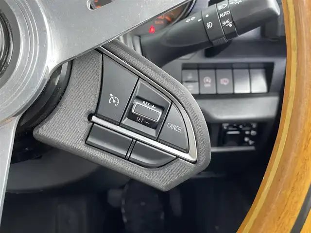 スズキ ジムニー XC 大分県 2024(令6)年 1.1万km ブルーイッシュブラックパール3 ワンオーナー/スズキセーフティーサポート/・衝突軽減ブレーキ/・車線逸脱警報/・ふらつき警報/・ハイビームアシスト/純正ナビ/（Bluetooth/CD/DVD/フルセグ）/社外ステアリング/茶革調シートカバー/前後ドライブレコーダー/４WD/ダウンヒルアシスト/ビルトインETC/クルーズコントロール/前席シートヒーター/ステアリングスイッチ/電動格納ミラー/プッシュスタート/スマートキー/純正フロアマット