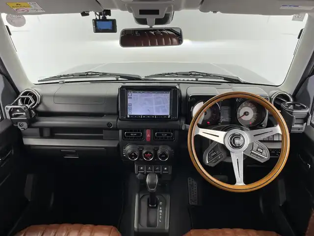 スズキ ジムニー XC 大分県 2024(令6)年 1.1万km ブルーイッシュブラックパール3 ワンオーナー/スズキセーフティーサポート/・衝突軽減ブレーキ/・車線逸脱警報/・ふらつき警報/・ハイビームアシスト/純正ナビ/（Bluetooth/CD/DVD/フルセグ）/社外ステアリング/茶革調シートカバー/前後ドライブレコーダー/４WD/ダウンヒルアシスト/ビルトインETC/クルーズコントロール/前席シートヒーター/ステアリングスイッチ/電動格納ミラー/プッシュスタート/スマートキー/純正フロアマット