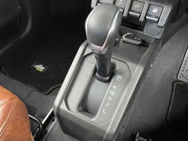 スズキ ジムニー XC 大分県 2024(令6)年 1.1万km ブルーイッシュブラックパール3 ワンオーナー/スズキセーフティーサポート/・衝突軽減ブレーキ/・車線逸脱警報/・ふらつき警報/・ハイビームアシスト/純正ナビ/（Bluetooth/CD/DVD/フルセグ）/社外ステアリング/茶革調シートカバー/前後ドライブレコーダー/４WD/ダウンヒルアシスト/ビルトインETC/クルーズコントロール/前席シートヒーター/ステアリングスイッチ/電動格納ミラー/プッシュスタート/スマートキー/純正フロアマット