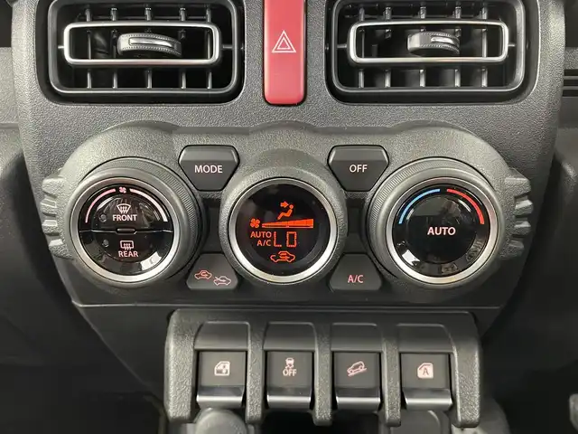 スズキ ジムニー XC 大分県 2024(令6)年 1.1万km ブルーイッシュブラックパール3 ワンオーナー/スズキセーフティーサポート/・衝突軽減ブレーキ/・車線逸脱警報/・ふらつき警報/・ハイビームアシスト/純正ナビ/（Bluetooth/CD/DVD/フルセグ）/社外ステアリング/茶革調シートカバー/前後ドライブレコーダー/４WD/ダウンヒルアシスト/ビルトインETC/クルーズコントロール/前席シートヒーター/ステアリングスイッチ/電動格納ミラー/プッシュスタート/スマートキー/純正フロアマット
