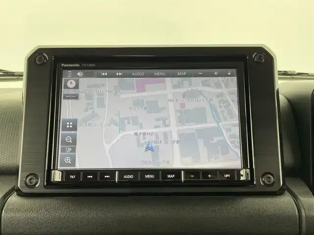 スズキ ジムニー XC 大分県 2024(令6)年 1.1万km ブルーイッシュブラックパール3 ワンオーナー/スズキセーフティーサポート/・衝突軽減ブレーキ/・車線逸脱警報/・ふらつき警報/・ハイビームアシスト/純正ナビ/（Bluetooth/CD/DVD/フルセグ）/社外ステアリング/茶革調シートカバー/前後ドライブレコーダー/４WD/ダウンヒルアシスト/ビルトインETC/クルーズコントロール/前席シートヒーター/ステアリングスイッチ/電動格納ミラー/プッシュスタート/スマートキー/純正フロアマット