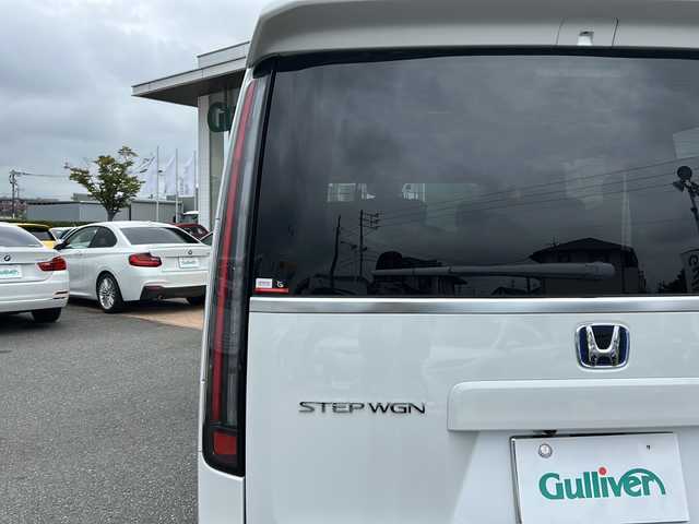 ホンダ ステップワゴン スパーダ eHEV プレミアムライン 佐賀県 2024(令6)年 1.1万km プラチナホワイトパール ワンオーナー/純正ナビ【LXM-247VFLi】/・DTV/CD/DVD/USB/SD/BT/全方位カメラ/クリアランスソナー/ホンダセンシング/・衝突軽減ブレーキ/・前後誤発進抑制機能/・近距離衝突軽減ブレーキ/・歩行者事故低減ステアリング/・路外逸脱抑制機能/・アダプティブクルーズコントロール/・車線維持支援システム/・トラフィックジャムアシスト/・先行車発進お知らせ機能/・標識認識機能/・オートハイビーム/・アダプティブドライビングビーム/ハーフレザーシート/前席+2列目シートヒーター/2列目オットマン/D席シートリフター/両側パワースライドドア/パワーテールゲート/ドライブレコーダー/アイドリングストップ/純正16インチAW/ルーフエンドスポイラー/パドルシフト付革巻きステアリング/オートライト/純正LEDヘッドライト/フォグランプ/ヘッドライトレベライザー/プッシュEgスタート/ストップ/スマートキー×2/電動格納ドアミラー/純正フロアマット/取扱説明書/新車時保証書