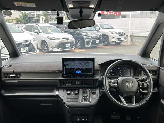 ホンダ ステップワゴン スパーダ eHEV プレミアムライン 佐賀県 2024(令6)年 1.1万km プラチナホワイトパール ワンオーナー/純正ナビ【LXM-247VFLi】/・DTV/CD/DVD/USB/SD/BT/全方位カメラ/クリアランスソナー/ホンダセンシング/・衝突軽減ブレーキ/・前後誤発進抑制機能/・近距離衝突軽減ブレーキ/・歩行者事故低減ステアリング/・路外逸脱抑制機能/・アダプティブクルーズコントロール/・車線維持支援システム/・トラフィックジャムアシスト/・先行車発進お知らせ機能/・標識認識機能/・オートハイビーム/・アダプティブドライビングビーム/ハーフレザーシート/前席+2列目シートヒーター/2列目オットマン/D席シートリフター/両側パワースライドドア/パワーテールゲート/ドライブレコーダー/アイドリングストップ/純正16インチAW/ルーフエンドスポイラー/パドルシフト付革巻きステアリング/オートライト/純正LEDヘッドライト/フォグランプ/ヘッドライトレベライザー/プッシュEgスタート/ストップ/スマートキー×2/電動格納ドアミラー/純正フロアマット/取扱説明書/新車時保証書
