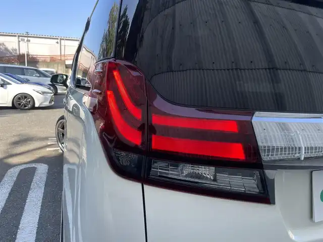 トヨタ アルファード エグゼクティブ ラウンジ 埼玉県 2015(平27)年 13万km ラグジュアリーホワイトパールクリスタルシャインガラスフレーク /4WD//Wサンルーフ//JBL純正10型メモリナビ//フルセグTV//全方位カメラ//フリップダウンモニター//CD/DVD/Bluetooth//黒レザーシート//前2席パワーシート//前2席&2列目シートヒーター//2列目エアシート//助手席&2列目オットマン//両側パワースライドドア//パワーバックドア//アダプティブクルーズコントロール//ビルトインETC//スマートキー//LEDヘッドライト//ステアリングヒーター//PCS衝突軽減ブレーキ//W.サイドエアバッグ//カーテン.ニーエアバッグ//ABS//横滑り防止装置//クリアランスソナー//オートライト/オートハイビーム//スモークフィルム//ドアバイザー//モデリスタエアロ//TEIN車高調//社外21インチAW//新車時保証書//取扱説明書//ナビ取説