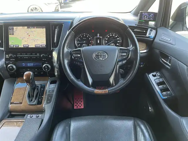 トヨタ アルファード エグゼクティブ ラウンジ 埼玉県 2015(平27)年 13万km ラグジュアリーホワイトパールクリスタルシャインガラスフレーク /4WD//Wサンルーフ//JBL純正10型メモリナビ//フルセグTV//全方位カメラ//フリップダウンモニター//CD/DVD/Bluetooth//黒レザーシート//前2席パワーシート//前2席&2列目シートヒーター//2列目エアシート//助手席&2列目オットマン//両側パワースライドドア//パワーバックドア//アダプティブクルーズコントロール//ビルトインETC//スマートキー//LEDヘッドライト//ステアリングヒーター//PCS衝突軽減ブレーキ//W.サイドエアバッグ//カーテン.ニーエアバッグ//ABS//横滑り防止装置//クリアランスソナー//オートライト/オートハイビーム//スモークフィルム//ドアバイザー//モデリスタエアロ//TEIN車高調//社外21インチAW//新車時保証書//取扱説明書//ナビ取説