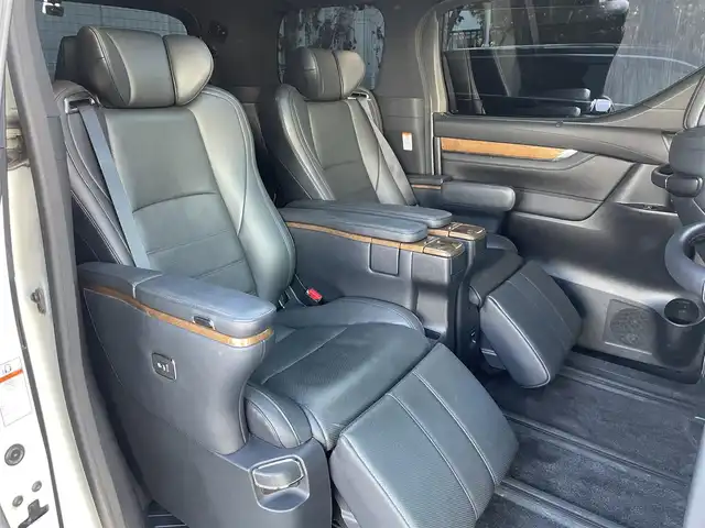 トヨタ アルファード エグゼクティブ ラウンジ 埼玉県 2015(平27)年 13万km ラグジュアリーホワイトパールクリスタルシャインガラスフレーク /4WD//Wサンルーフ//JBL純正10型メモリナビ//フルセグTV//全方位カメラ//フリップダウンモニター//CD/DVD/Bluetooth//黒レザーシート//前2席パワーシート//前2席&2列目シートヒーター//2列目エアシート//助手席&2列目オットマン//両側パワースライドドア//パワーバックドア//アダプティブクルーズコントロール//ビルトインETC//スマートキー//LEDヘッドライト//ステアリングヒーター//PCS衝突軽減ブレーキ//W.サイドエアバッグ//カーテン.ニーエアバッグ//ABS//横滑り防止装置//クリアランスソナー//オートライト/オートハイビーム//スモークフィルム//ドアバイザー//モデリスタエアロ//TEIN車高調//社外21インチAW//新車時保証書//取扱説明書//ナビ取説