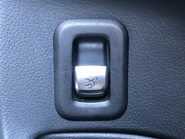 メルセデス・ベンツ Ｃ２００ アバンギャルド AMGライン 愛知県 2019(平31)年 2.1万km エメラルドグリーン 純正ナビ/（Bluetooth/フルセグTV/USB/SD）/バックカメラ/ETC2.0/ACC/BSM/パワーシート/シートヒーター/パドルシフト/メモリシート/エアサス/レザーシート/オートライト/スマートキー/プッシュスタート/電子パーキング/オートホールド/電動格納ミラー/純正LEDライト/純正18インチAMGAW