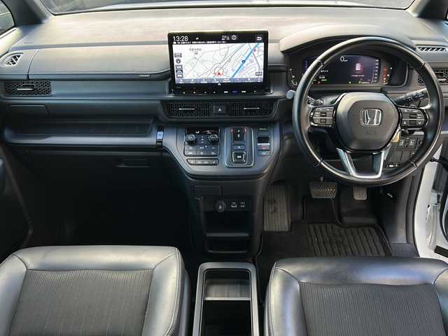 ホンダ ステップワゴン スパーダ eHEV 広島県 2023(令5)年 4.9万km プラチナホワイトパール 禁煙/ホンダセンシング/●衝突軽減ブレーキ（CMBS）/●誤発進抑制機能/●後方誤発進抑制機能/●近距離衝突軽減ブレーキ/●歩行者事故低減ステアリング/●路外逸脱抑制機能/●渋滞追従機能付アダプティブクルーズコントロール（ACC）/●車線維持支援システム（LKAS）/●トラフィックジャムアシスト（渋滞運転支援機能）/●先行車発進お知らせ機能●標識認識機能/●オートハイビーム/●アダプティブドライビングビーム/BSi/コーナーセンサー/純正11.4型ナビ（LXM-237VFi）/・フルセグ/CD/DVD/SD/MusicRack/BT/スマホ連携/バックカメラ/両側パワースライドドア/パワーテールゲート/減速セレクター/電動パーキングブレーキ/オートブレーキホールド/前席シートヒーター/コンビシート/オットマン/LEDアクティブコーナリングライト/フォグランプ/LEDシーケンシャルターンランプ/トリプルゾーンエアコン/スマートキー/プッシュスタート/スペアキー/ETC2.0/ドアバイザー/AC100V100W電源（トランクパネル内）