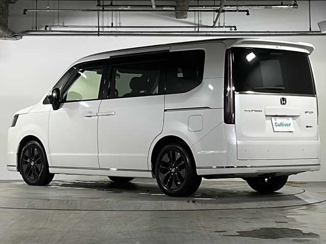 ホンダ ステップワゴン スパーダ eHEV 広島県 2023(令5)年 4.9万km プラチナホワイトパール 禁煙/ホンダセンシング/●衝突軽減ブレーキ（CMBS）/●誤発進抑制機能/●後方誤発進抑制機能/●近距離衝突軽減ブレーキ/●歩行者事故低減ステアリング/●路外逸脱抑制機能/●渋滞追従機能付アダプティブクルーズコントロール（ACC）/●車線維持支援システム（LKAS）/●トラフィックジャムアシスト（渋滞運転支援機能）/●先行車発進お知らせ機能●標識認識機能/●オートハイビーム/●アダプティブドライビングビーム/BSi/コーナーセンサー/純正11.4型ナビ（LXM-237VFi）/・フルセグ/CD/DVD/SD/MusicRack/BT/スマホ連携/バックカメラ/両側パワースライドドア/パワーテールゲート/減速セレクター/電動パーキングブレーキ/オートブレーキホールド/前席シートヒーター/コンビシート/オットマン/LEDアクティブコーナリングライト/フォグランプ/LEDシーケンシャルターンランプ/トリプルゾーンエアコン/スマートキー/プッシュスタート/スペアキー/ETC2.0/ドアバイザー/AC100V100W電源（トランクパネル内）