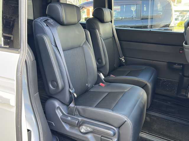 ホンダ ステップワゴン スパーダ eHEV 広島県 2023(令5)年 4.9万km プラチナホワイトパール 禁煙/ホンダセンシング/●衝突軽減ブレーキ（CMBS）/●誤発進抑制機能/●後方誤発進抑制機能/●近距離衝突軽減ブレーキ/●歩行者事故低減ステアリング/●路外逸脱抑制機能/●渋滞追従機能付アダプティブクルーズコントロール（ACC）/●車線維持支援システム（LKAS）/●トラフィックジャムアシスト（渋滞運転支援機能）/●先行車発進お知らせ機能●標識認識機能/●オートハイビーム/●アダプティブドライビングビーム/BSi/コーナーセンサー/純正11.4型ナビ（LXM-237VFi）/・フルセグ/CD/DVD/SD/MusicRack/BT/スマホ連携/バックカメラ/両側パワースライドドア/パワーテールゲート/減速セレクター/電動パーキングブレーキ/オートブレーキホールド/前席シートヒーター/コンビシート/オットマン/LEDアクティブコーナリングライト/フォグランプ/LEDシーケンシャルターンランプ/トリプルゾーンエアコン/スマートキー/プッシュスタート/スペアキー/ETC2.0/ドアバイザー/AC100V100W電源（トランクパネル内）