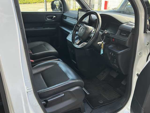 ホンダ ステップワゴン スパーダ eHEV 広島県 2023(令5)年 4.9万km プラチナホワイトパール 禁煙/ホンダセンシング/●衝突軽減ブレーキ（CMBS）/●誤発進抑制機能/●後方誤発進抑制機能/●近距離衝突軽減ブレーキ/●歩行者事故低減ステアリング/●路外逸脱抑制機能/●渋滞追従機能付アダプティブクルーズコントロール（ACC）/●車線維持支援システム（LKAS）/●トラフィックジャムアシスト（渋滞運転支援機能）/●先行車発進お知らせ機能●標識認識機能/●オートハイビーム/●アダプティブドライビングビーム/BSi/コーナーセンサー/純正11.4型ナビ（LXM-237VFi）/・フルセグ/CD/DVD/SD/MusicRack/BT/スマホ連携/バックカメラ/両側パワースライドドア/パワーテールゲート/減速セレクター/電動パーキングブレーキ/オートブレーキホールド/前席シートヒーター/コンビシート/オットマン/LEDアクティブコーナリングライト/フォグランプ/LEDシーケンシャルターンランプ/トリプルゾーンエアコン/スマートキー/プッシュスタート/スペアキー/ETC2.0/ドアバイザー/AC100V100W電源（トランクパネル内）