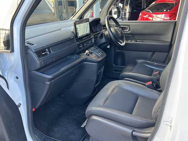 ホンダ ステップワゴン スパーダ eHEV 広島県 2023(令5)年 4.9万km プラチナホワイトパール 禁煙/ホンダセンシング/●衝突軽減ブレーキ（CMBS）/●誤発進抑制機能/●後方誤発進抑制機能/●近距離衝突軽減ブレーキ/●歩行者事故低減ステアリング/●路外逸脱抑制機能/●渋滞追従機能付アダプティブクルーズコントロール（ACC）/●車線維持支援システム（LKAS）/●トラフィックジャムアシスト（渋滞運転支援機能）/●先行車発進お知らせ機能●標識認識機能/●オートハイビーム/●アダプティブドライビングビーム/BSi/コーナーセンサー/純正11.4型ナビ（LXM-237VFi）/・フルセグ/CD/DVD/SD/MusicRack/BT/スマホ連携/バックカメラ/両側パワースライドドア/パワーテールゲート/減速セレクター/電動パーキングブレーキ/オートブレーキホールド/前席シートヒーター/コンビシート/オットマン/LEDアクティブコーナリングライト/フォグランプ/LEDシーケンシャルターンランプ/トリプルゾーンエアコン/スマートキー/プッシュスタート/スペアキー/ETC2.0/ドアバイザー/AC100V100W電源（トランクパネル内）