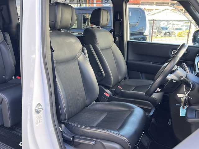 ホンダ ステップワゴン スパーダ eHEV 広島県 2023(令5)年 4.9万km プラチナホワイトパール 禁煙/ホンダセンシング/●衝突軽減ブレーキ（CMBS）/●誤発進抑制機能/●後方誤発進抑制機能/●近距離衝突軽減ブレーキ/●歩行者事故低減ステアリング/●路外逸脱抑制機能/●渋滞追従機能付アダプティブクルーズコントロール（ACC）/●車線維持支援システム（LKAS）/●トラフィックジャムアシスト（渋滞運転支援機能）/●先行車発進お知らせ機能●標識認識機能/●オートハイビーム/●アダプティブドライビングビーム/BSi/コーナーセンサー/純正11.4型ナビ（LXM-237VFi）/・フルセグ/CD/DVD/SD/MusicRack/BT/スマホ連携/バックカメラ/両側パワースライドドア/パワーテールゲート/減速セレクター/電動パーキングブレーキ/オートブレーキホールド/前席シートヒーター/コンビシート/オットマン/LEDアクティブコーナリングライト/フォグランプ/LEDシーケンシャルターンランプ/トリプルゾーンエアコン/スマートキー/プッシュスタート/スペアキー/ETC2.0/ドアバイザー/AC100V100W電源（トランクパネル内）