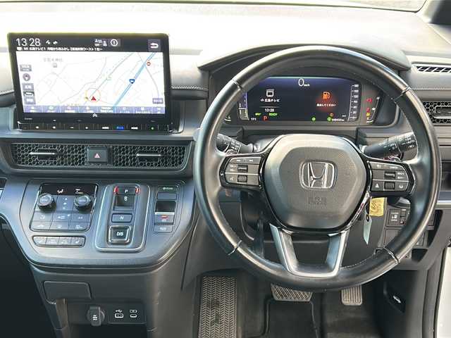 ホンダ ステップワゴン スパーダ eHEV 広島県 2023(令5)年 4.9万km プラチナホワイトパール 禁煙/ホンダセンシング/●衝突軽減ブレーキ（CMBS）/●誤発進抑制機能/●後方誤発進抑制機能/●近距離衝突軽減ブレーキ/●歩行者事故低減ステアリング/●路外逸脱抑制機能/●渋滞追従機能付アダプティブクルーズコントロール（ACC）/●車線維持支援システム（LKAS）/●トラフィックジャムアシスト（渋滞運転支援機能）/●先行車発進お知らせ機能●標識認識機能/●オートハイビーム/●アダプティブドライビングビーム/BSi/コーナーセンサー/純正11.4型ナビ（LXM-237VFi）/・フルセグ/CD/DVD/SD/MusicRack/BT/スマホ連携/バックカメラ/両側パワースライドドア/パワーテールゲート/減速セレクター/電動パーキングブレーキ/オートブレーキホールド/前席シートヒーター/コンビシート/オットマン/LEDアクティブコーナリングライト/フォグランプ/LEDシーケンシャルターンランプ/トリプルゾーンエアコン/スマートキー/プッシュスタート/スペアキー/ETC2.0/ドアバイザー/AC100V100W電源（トランクパネル内）