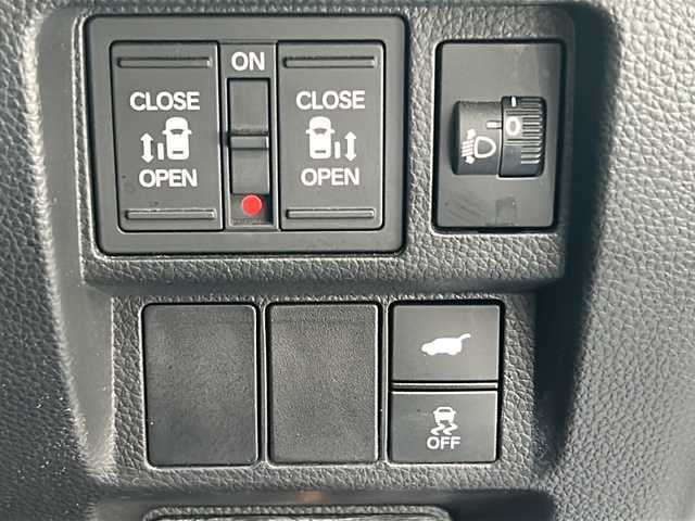 ホンダ ステップワゴン スパーダ eHEV 広島県 2023(令5)年 4.9万km プラチナホワイトパール 禁煙/ホンダセンシング/●衝突軽減ブレーキ（CMBS）/●誤発進抑制機能/●後方誤発進抑制機能/●近距離衝突軽減ブレーキ/●歩行者事故低減ステアリング/●路外逸脱抑制機能/●渋滞追従機能付アダプティブクルーズコントロール（ACC）/●車線維持支援システム（LKAS）/●トラフィックジャムアシスト（渋滞運転支援機能）/●先行車発進お知らせ機能●標識認識機能/●オートハイビーム/●アダプティブドライビングビーム/BSi/コーナーセンサー/純正11.4型ナビ（LXM-237VFi）/・フルセグ/CD/DVD/SD/MusicRack/BT/スマホ連携/バックカメラ/両側パワースライドドア/パワーテールゲート/減速セレクター/電動パーキングブレーキ/オートブレーキホールド/前席シートヒーター/コンビシート/オットマン/LEDアクティブコーナリングライト/フォグランプ/LEDシーケンシャルターンランプ/トリプルゾーンエアコン/スマートキー/プッシュスタート/スペアキー/ETC2.0/ドアバイザー/AC100V100W電源（トランクパネル内）